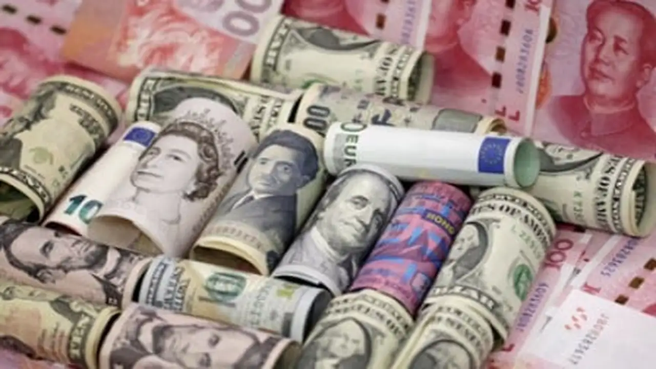 الدولار الأمريكي يعكس مساره ويسجل انخفاضاً مفاجئاً في الأسواق العالمية اليوم